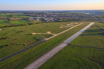 Runway des Flugplatz Kitzingen - EDGY im Ortsteil Hoheim im Bundesland Bayern, Deutschland von oben