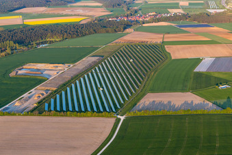 Solarfeld im Ortsteil Düllstadt in Schwarzach am Main im Bundesland Bayern, Deutschland