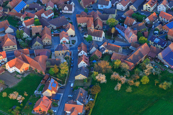 Luftbild von Dorfzentrum aus Westen im Ortsteil Brünnau in Prichsenstadt im Bundesland Bayern, Deutschland