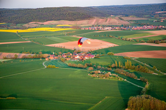 Luftbild von Gleitschirm über dem Ort im Ortsteil Wiebelsberg in Oberschwarzach im Bundesland Bayern, Deutschland