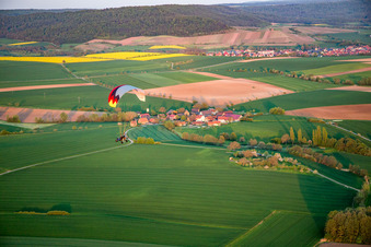 Luftaufnahme von Gleitschirm über dem Ort im Ortsteil Wiebelsberg in Oberschwarzach im Bundesland Bayern, Deutschland