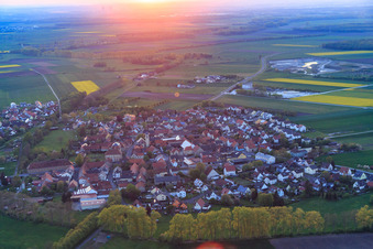 Dorfansicht aus Osten bei Sonnenuntergang in Sulzheim im Bundesland Bayern, Deutschland