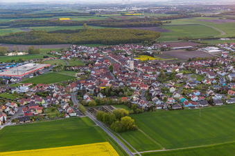 Luftaufnahme von Dorf - Ansicht am Rande von landwirtschaftlichen Feldern und Nutzflächen in Grettstadt im Bundesland Bayern, Deutschland