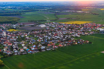 Ortsansicht bei Sonnenuntergang aus Südosten in Grettstadt im Bundesland Bayern, Deutschland
