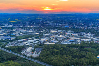 Stadtansicht bei Sonnenuntergang aus Osten in Schweinfurt im Bundesland Bayern, Deutschland