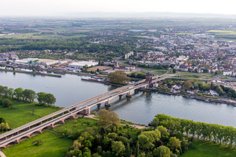 Fluß - Brückenbauwerk Nibelungenbrücke für die B47 über den Rhein in Worms im Bundesland Rheinland-Pfalz, Deutschland