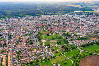 Ortsansicht von Osten mit Kloster Lorsch im Bundesland Hessen, Deutschland