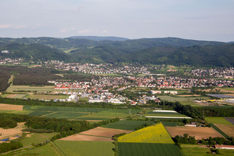 Ortsansicht der Straßen und Häuser der Wohngebiete in Bickenbach im Bundesland Hessen, Deutschland