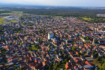 Mainstraße mit Malzfabrik Rheinpfalz GmbH in Pfungstadt im Bundesland Hessen, Deutschland
