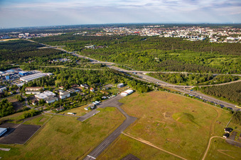 Luftbild von Start- und Landebahn mit Rollfeldgelände des Flugplatz der August-Euler-Flugplatz in Griesheim im Ortsteil August-Euler-Fluplatz in Darmstadt im Bundesland Hessen, Deutschland