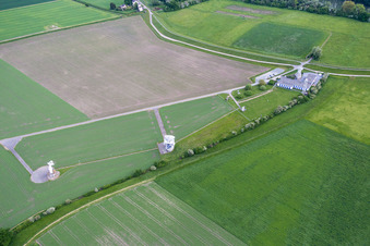 Luftbild von Parabolspiegel von Satellitenschüsseln der Satellitenmessstelle BNetzA in Riedstadt im Ortsteil Leeheim im Bundesland Hessen, Deutschland