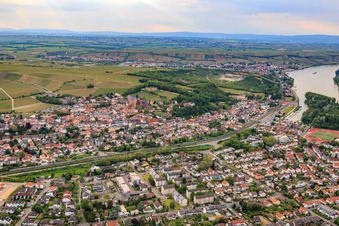 Bahnlinie bis zum Hafen in Oppenheim im Bundesland Rheinland-Pfalz, Deutschland