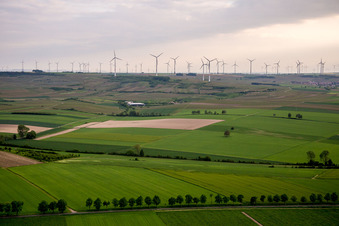 Windenergieanlagen ( WEA ) - Windpark- auf einem Hügel in Gau-Odernheim im Ortsteil Heßloch in Dittelsheim-Heßloch im Bundesland Rheinland-Pfalz, Deutschland