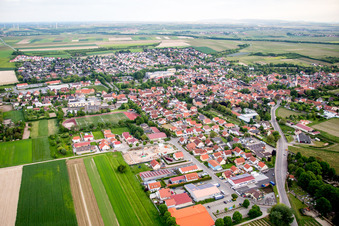 Ortsansicht der Straßen und Häuser der Wohngebiete in Westhofen im Bundesland Rheinland-Pfalz, Deutschland