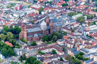 Kirchengebäude des Kaiser-Dom St. Peter in Worms im Bundesland Rheinland-Pfalz, Deutschland