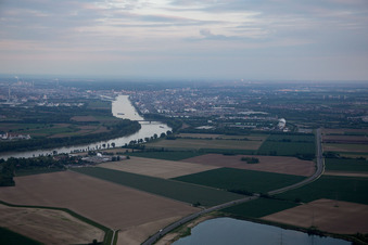 Ludwigshafen von Norden im Ortsteil Roxheim in Bobenheim-Roxheim im Bundesland Rheinland-Pfalz, Deutschland