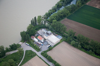 Luftaufnahme von Spedition am Rhein in Worms im Bundesland Rheinland-Pfalz, Deutschland