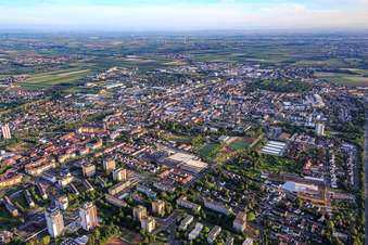 Stadtübersicht aus Süden mit Bender GmbH (a Berry Global company) in Frankenthal im Bundesland Rheinland-Pfalz, Deutschland