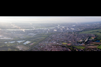 Technische Anlagen im Industriegebiet der BASF am Rhein hinter dem Ortsteil Edigheim in Ludwigshafen am Rhein im Ortsteil Oppau im Bundesland Rheinland-Pfalz, Deutschland