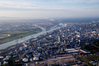 Luftaufnahme von Ortsteil BASF in Ludwigshafen am Rhein im Bundesland Rheinland-Pfalz, Deutschland
