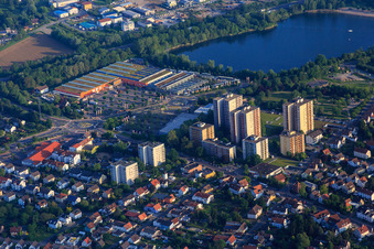 OBI und Taunusanlage vor dem Badesee in Bensheim im Bundesland Hessen, Deutschland