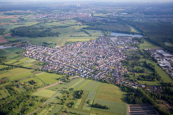Ortschaft an den Fluss- Uferbereichen des Main im Ortsteil Zellhausen in Mainhausen im Bundesland Hessen, Deutschland