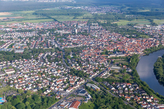 Ortschaft an den Fluss- Uferbereichen des Main in Seligenstadt im Bundesland Hessen, Deutschland