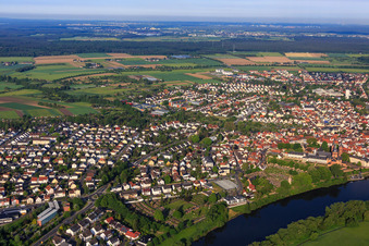 Stadtübersicht am Mainufer aus Osten mit Klostergarten Seligenstadt im Bundesland Hessen, Deutschland
