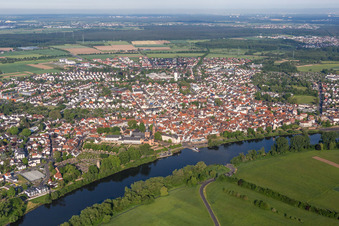Luftbild von Ortschaft an den Fluss- Uferbereichen des Main in Seligenstadt im Bundesland Hessen, Deutschland