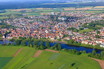 Stadtübersicht am Mainufer aus Nordosten mit Klostergarten Seligenstadt im Bundesland Hessen, Deutschland
