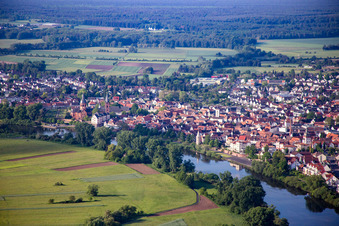 Luftaufnahme von Ortschaft an den Fluss- Uferbereichen des Main in Seligenstadt im Bundesland Hessen, Deutschland