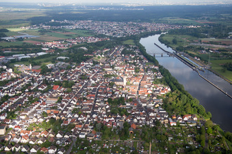 Ortschaft an den Fluss- Uferbereichen des Main mit Staustufe Großkrotzenburg im Ortsteil Klein-Krotzenburg in Hainburg im Bundesland Hessen, Deutschland