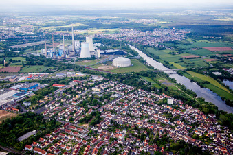 Ortschaft an den Fluss- Uferbereichen des Main vor Kraftwerk Staudinger im Ortsteil Großauheim in Hanau im Bundesland Hessen, Deutschland