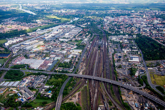 Gleisverlauf und Gebäude des Hauptbahnhofes der DB in Hanau im Bundesland Hessen, Deutschland