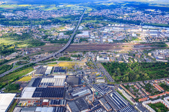 Industriegebiet Industrieweg vor der Brücke der B43a über die Bahngleise mit Geis Tyre Logistics GmbH Hanau und Goodyear Germany im Bundesland Hessen, Deutschland
