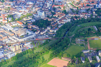 Verlauf der Kinzig unter der Bahnbrücke an der Rühlstr im Ortsteil Hanau-Altstadt im Bundesland Hessen, Deutschland