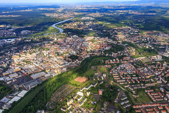 Stadtübersicht aus Osten am Main im Ortsteil Hanau-Altstadt im Bundesland Hessen, Deutschland