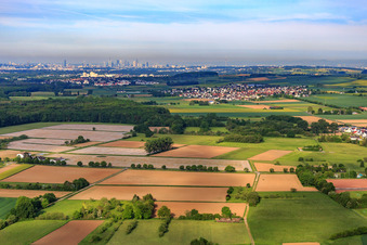 Dorfansicht aus vor der Frankfurter Skyline im Ortsteil Wachenbuchen in Maintal im Bundesland Hessen, Deutschland