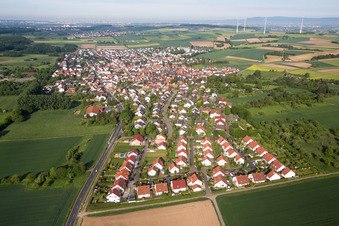 Ortsansicht der Straßen und Häuser der Wohngebiete im Ortsteil Mittelbuchen in Hanau im Bundesland Hessen, Deutschland