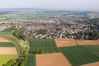Ortsansicht der Straßen und Häuser der Wohngebiete im Ortsteil Windecken in Nidderau im Bundesland Hessen, Deutschland