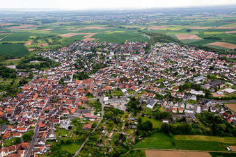 Ortsansicht der Straßen und Häuser der Wohngebiete im Ortsteil Ostheim in Nidderau im Bundesland Hessen, Deutschland