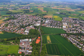 Luftbild von Ortsansicht aus Westen im Ortsteil Niederissigheim in Bruchköbel im Bundesland Hessen, Deutschland