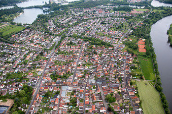 Ortschaft an den Fluss- Uferbereichen des Main in Großkrotzenburg im Bundesland Hessen, Deutschland