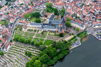 Luftbild von Kirchengebäude der Einhardbasilika in Seligenstadt im Bundesland Hessen, Deutschland