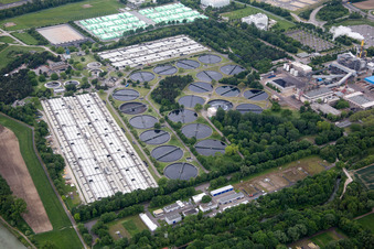 Luftaufnahme von Klärwerks- Becken und Reinigungsstufen zur Abwasserbehandlung der BASF Kläranlage in Frankenthal (Pfalz) im Ortsteil Mörsch im Bundesland Rheinland-Pfalz, Deutschland