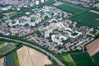 Hochhaus- Ensemble am Londoner Ring im Ortsteil Pfingstweide in Ludwigshafen am Rhein im Bundesland Rheinland-Pfalz, Deutschland