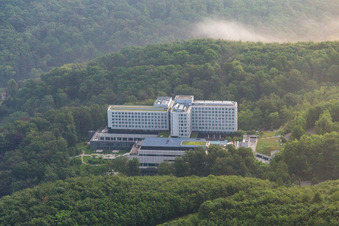 Gebäudekomplex der Hotelanlage Lufthansa Seeheim GmbH in Seeheim-Jugenheim im Bundesland Hessen, Deutschland aus der Luft