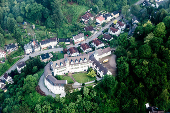 Schrägluftbild von Gebäudekomplex im Schloßpark von Schloß Schönberg im Ortsteil Schönberg in Bensheim im Bundesland Hessen, Deutschland
