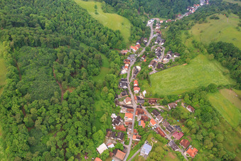 Luftaufnahme von Dorfansicht im Laudenbachtal am Morgen von Osten im Bundesland Baden-Württemberg, Deutschland