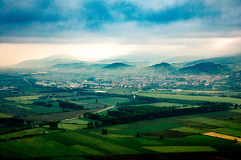 Wald und Berglandschaft im Morgennebel am Rand des hessischen Odenwalds in Heppenheim (Bergstraße) im Bundesland Hessen, Deutschland